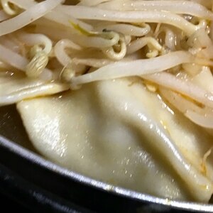 水餃子で╰(*´︶`*)╯もやしと白菜のスープ☆